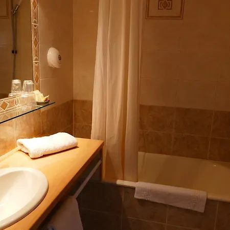 Hotel Logis La Rose Des Vents Volvic